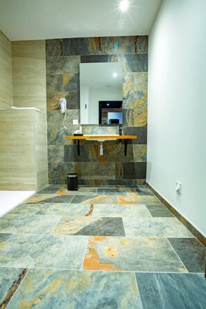 Ducha, secador de pelo, toallas, jabón