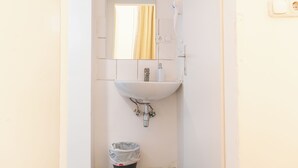 Apartemen Basic | Kamar mandi | Shower, perlengkapan mandi gratis, pengering rambut, dan handuk