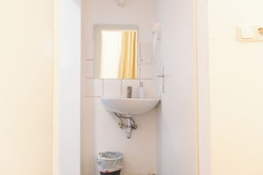 Appartement | Salle de bain | Douche, articles de toilette gratuits, sèche-cheveux