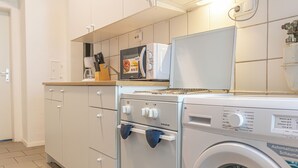 Apartemen Basic | Dapur pribadi | Lemari es, microwave, oven, dan kompor