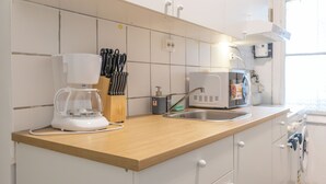 Apartemen Basic | Dapur pribadi | Lemari es, microwave, oven, dan kompor