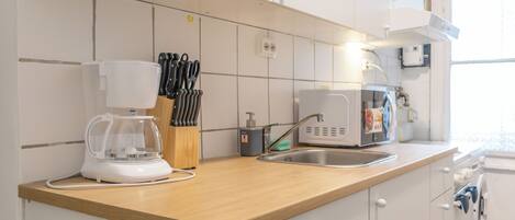 Basic Apartment | Private kitchen | Fridge, microwave, oven, stovetop