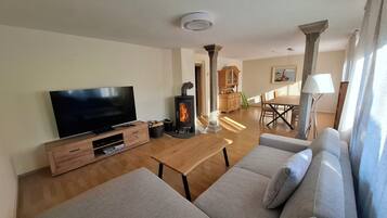 Smart-TV, Kamin, DVD-Player, Bücher