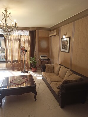 Een computerscherm en een printer