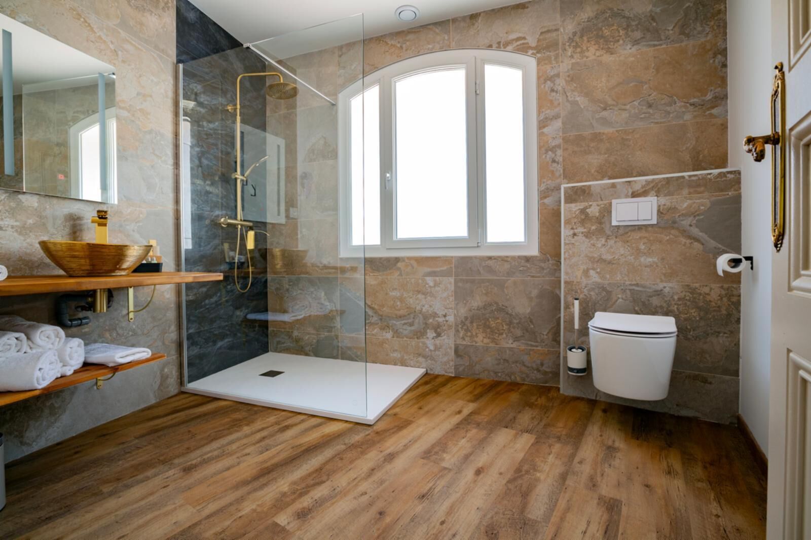 Secador de pelo, toallas