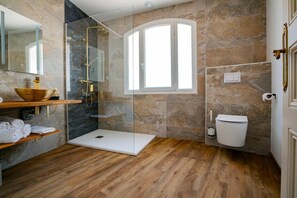 Secador de pelo, toallas