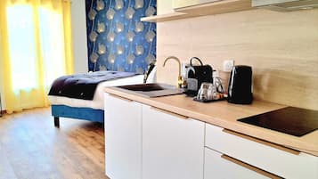 Tabla de planchar con plancha, wifi, ropa de cama