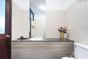 Luxury-Apartment, Stadtblick | Badezimmer | Kostenlose Toilettenartikel, Haartrockner, Seife, Shampoo