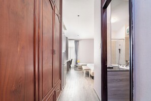 Luxury-Apartment, Stadtblick | Schreibtisch, laptopgeeigneter Arbeitsplatz, kostenloses WLAN