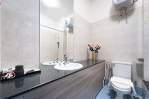 Luxury-Apartment, Stadtblick | Badezimmer | Kostenlose Toilettenartikel, Haartrockner, Seife, Shampoo