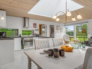 Kühlschrank, Mikrowelle, Geschirrspüler, Kochgeschirr/Geschirr/Besteck