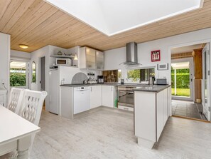 Kühlschrank, Mikrowelle, Geschirrspüler, Kochgeschirr/Geschirr/Besteck