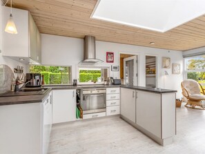 Kühlschrank, Mikrowelle, Geschirrspüler, Kochgeschirr/Geschirr/Besteck