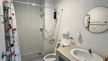 Apartment, 1 Bedroom, Smoking, Balcony | Bathroom