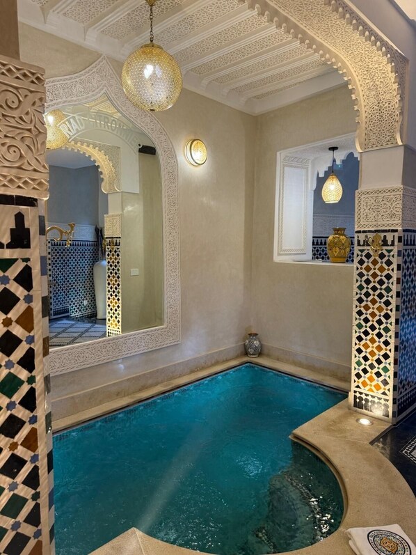 Una piscina cubierta