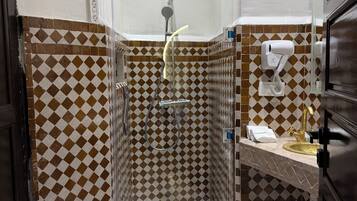 Comfort tweepersoonskamer | Badkamer | Designer toiletartikelen, een haardroger, vloerverwarming, handdoeken