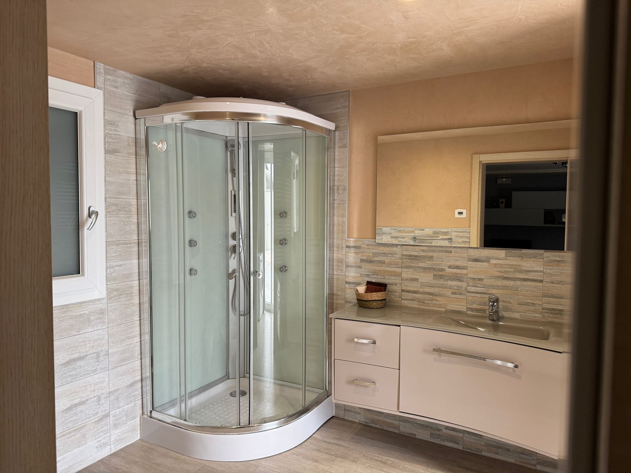 Douche, sèche-cheveux, bidet, serviettes fournies