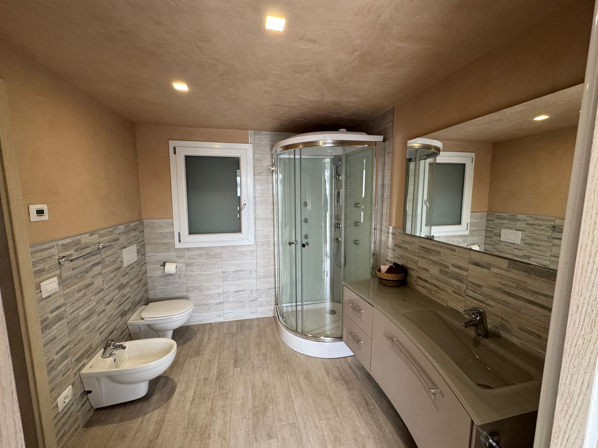 Bruser, hårtørrer, bidet, håndklæder