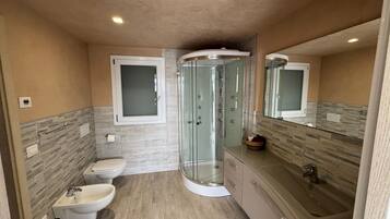 Een douche, een haardroger, een bidet, handdoeken