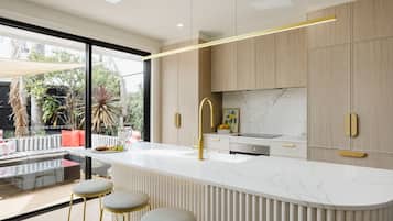 Frigorífic, microones, forn i placa de cuina