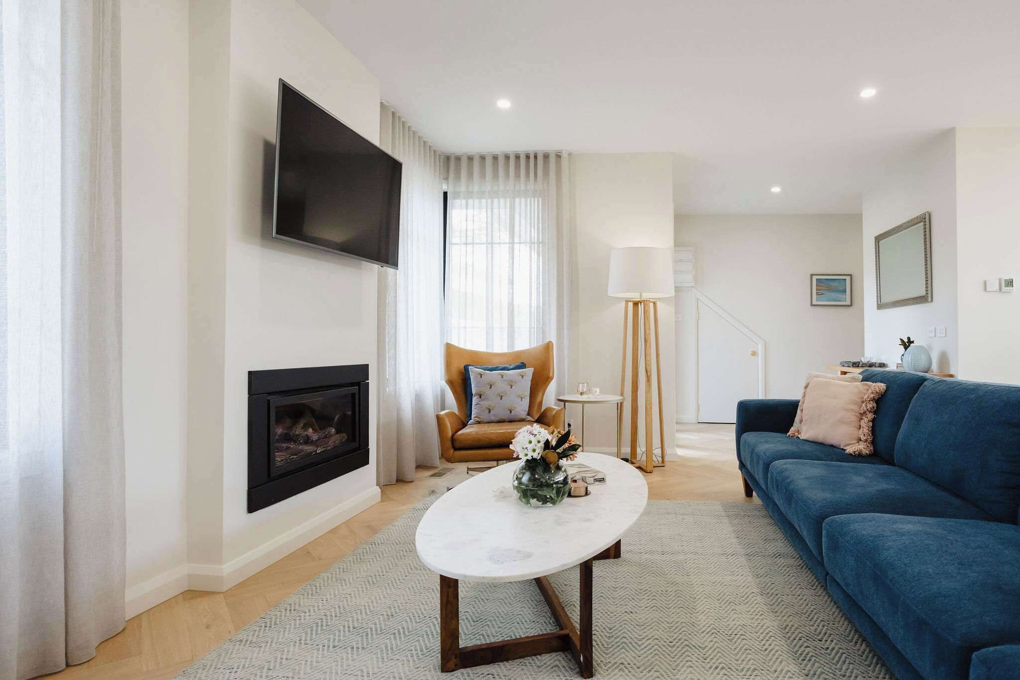 Télévision, cheminée, livres, espaces bureaux