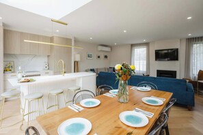 Dining - Brighton Coastal Hideaway with Free Parking (Brighton)