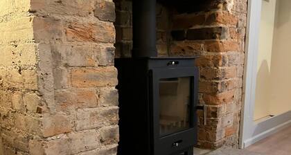 Beautiful Margate Retreat w/ Log burner, Garden, minutes to Beach. Pet friendly!