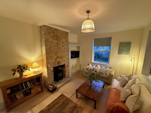 Beautiful Margate Retreat w/ Log burner, Garden, minutes to Beach. Pet friendly!
