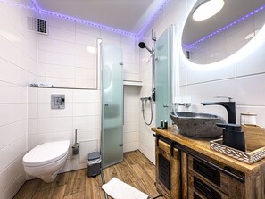 Douche, sèche-cheveux, serviettes fournies