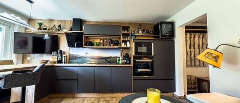 Køleskab, mikrobølgeovn, ovn, kogeplade