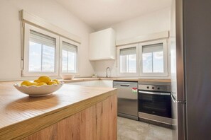 Refrigerador, horno, parrilla de estufa y utensilios de cocina 