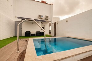 A heated pool - Sun-Kissed Villa with Private Heated Pool & BBQ (Las Palmas)