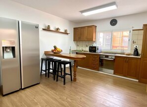 ثلاجة، ميكروويف، فرن، موقد طهي مسطح