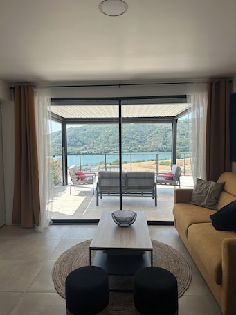 Living area. Escape along the Rhône