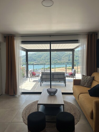 Apartment with breathtaking view of the Rhône, in a quiet location free parking