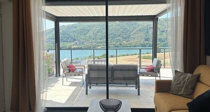 Apartment with breathtaking view of the Rhône, in a quiet location free parking