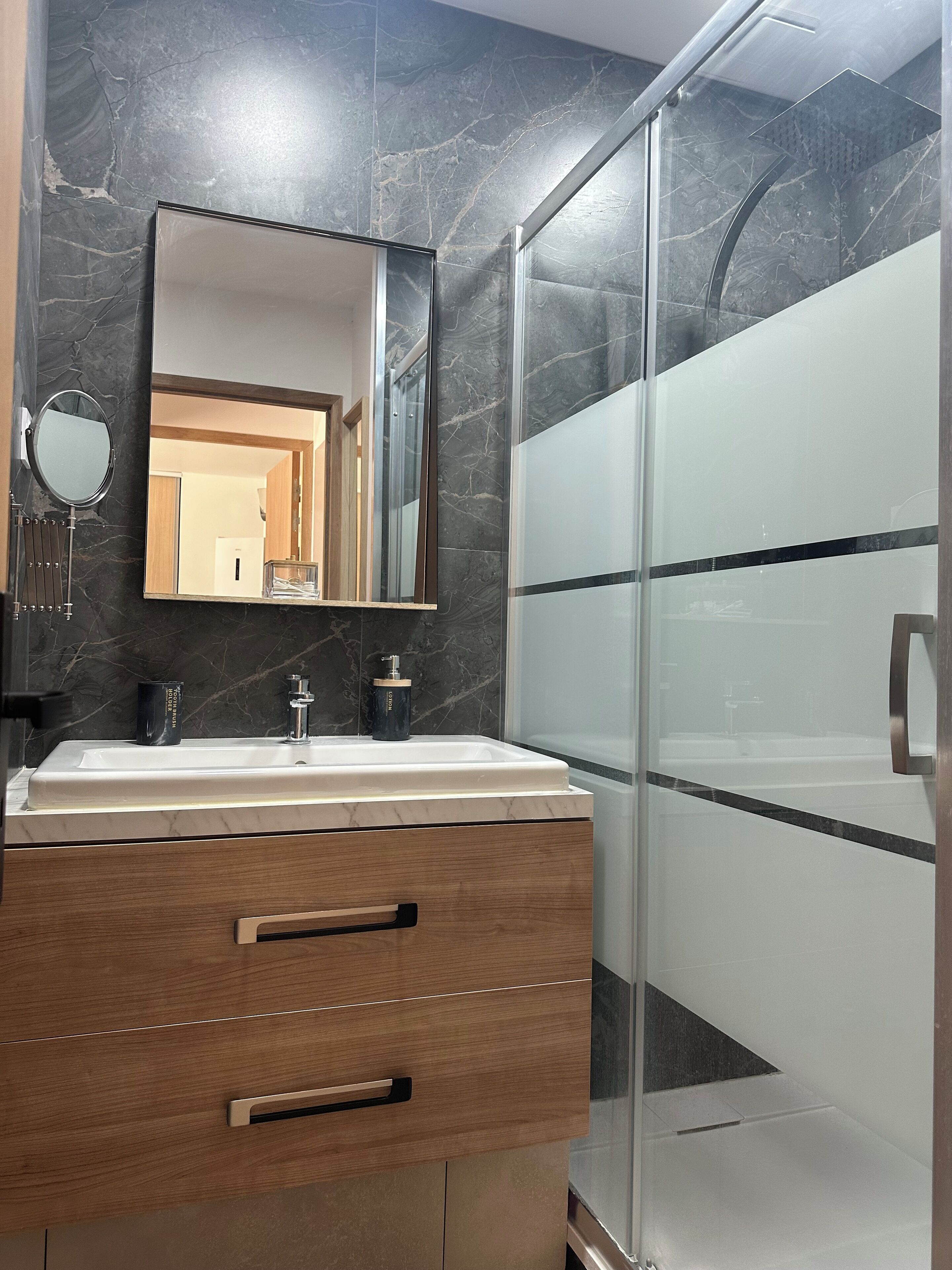 Een douche, een haardroger, handdoeken, zeep