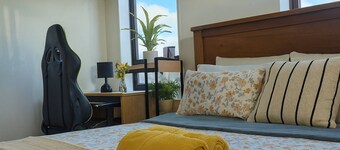 Room-queen Bed With Private Bath TV Kitc