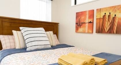 Room-queen Bed With Private Bath TV Kitc