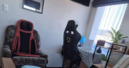 Room-queen Bed With Private Bath TV Kitc