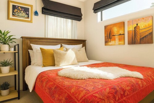 Room-queen Bed With Private Bath TV Kitc