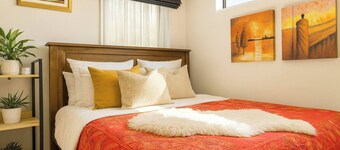 Room-queen Bed With Private Bath TV Kitc