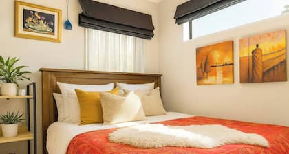 Room-queen Bed With Private Bath TV Kitc