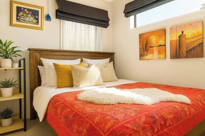 帶私人浴室和廚房的大床房間