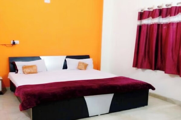 Hypo-allergenic bedding, desk, soundproofing - Hotel New Ashiyana Palace Varanasi  (Varanasi)