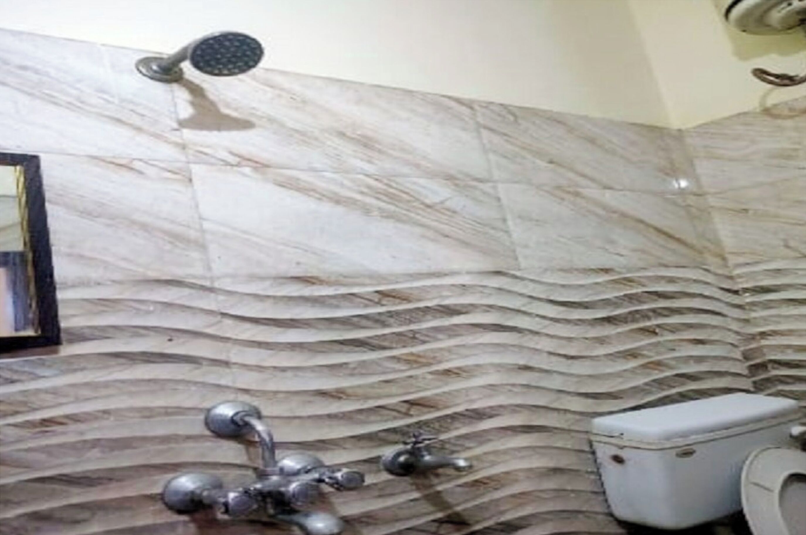 Dusj, regndusjhode, tøfler og håndklær