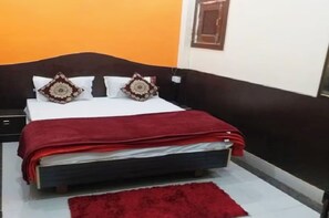Deluxe Double Room, Air conditioning | Hypo-allergenic bedding, desk