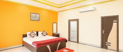 Deluxe Double Room, Air conditioning | Hypo-allergenic bedding, desk, soundproofing