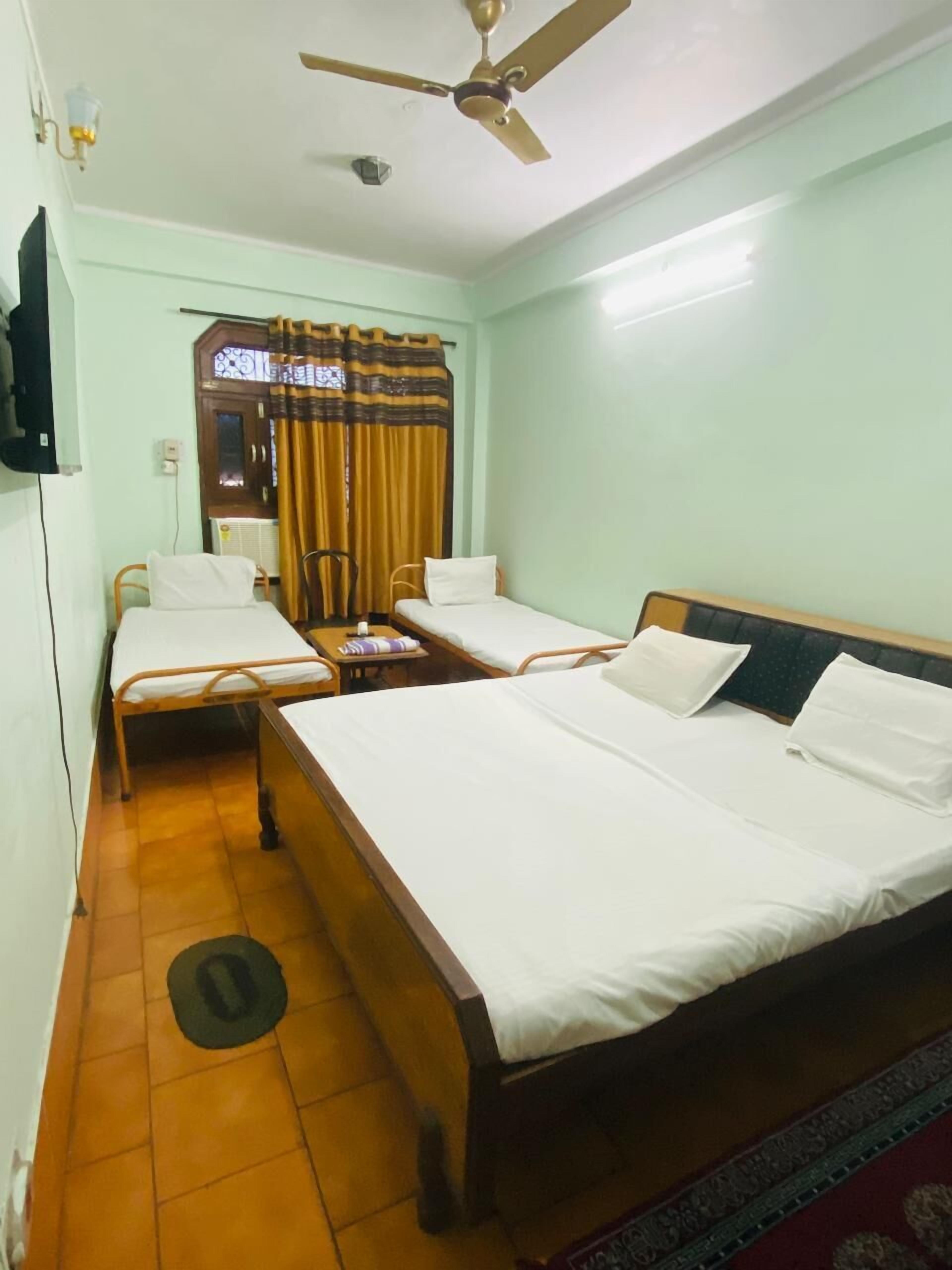 Habitación familiar, aire acondicionado | Escritorio, espacio para trabajar con laptop y wifi gratis 