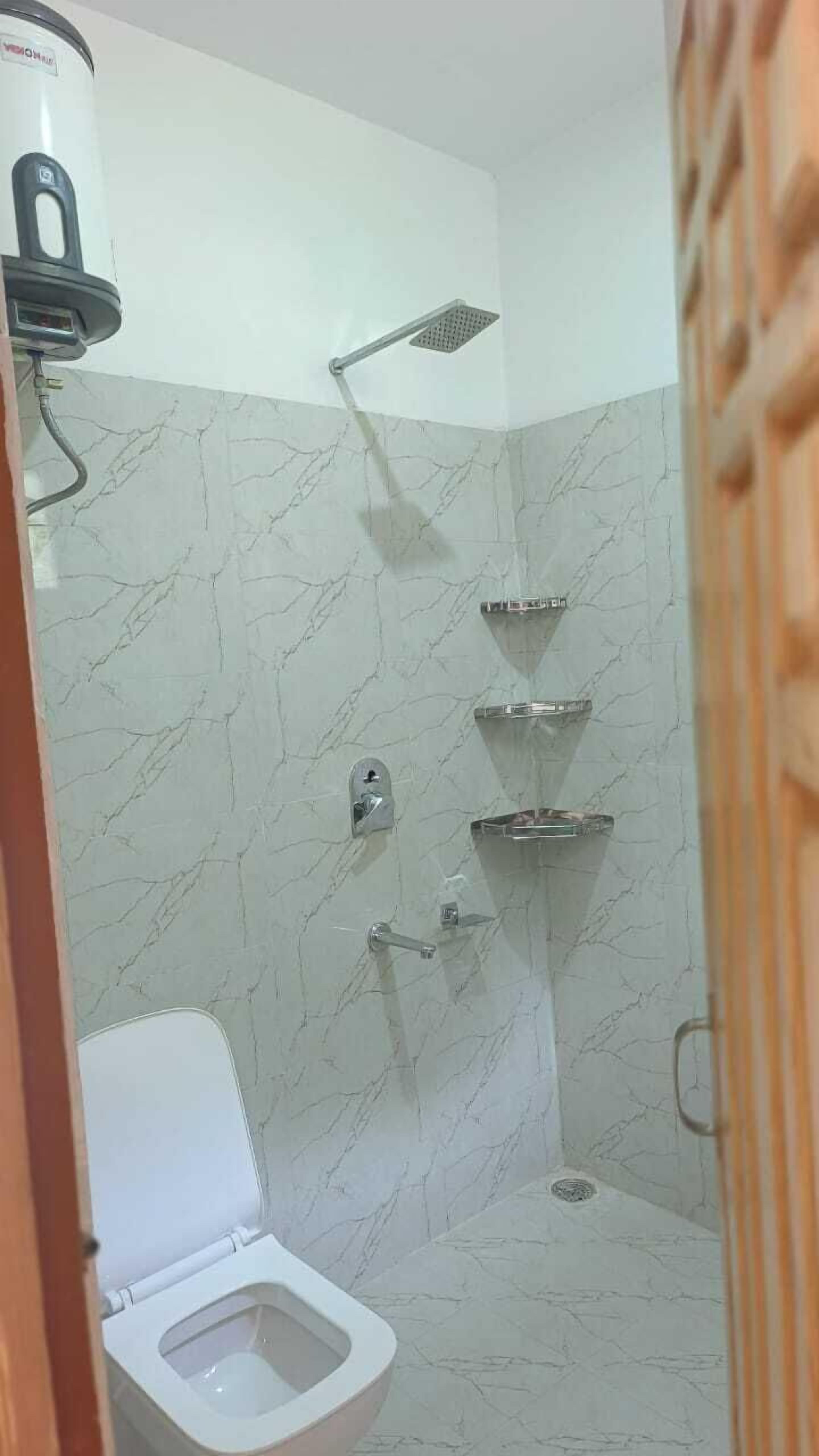 Phòng phong cách cổ điển, máy điều hòa | Phòng tắm | Buồng tắm vòi sen, đồ dùng nhà tắm được thiết kế riêng, khăn tắm 